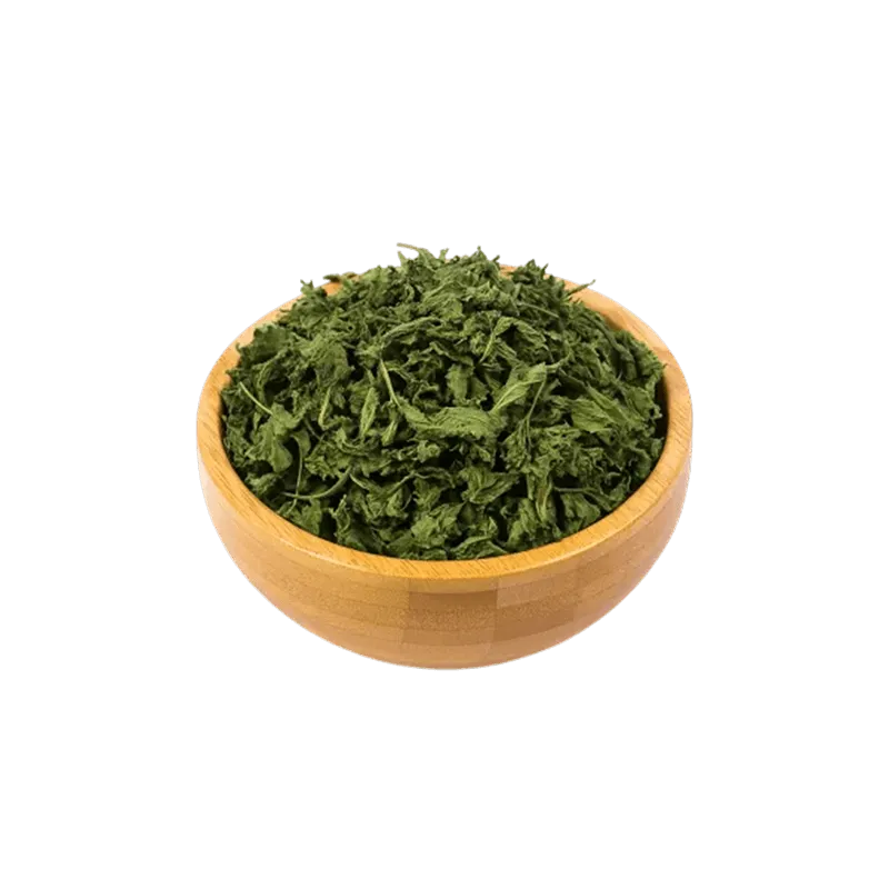 تصویر گیاه گزنه خشک شده در یک کاسه چوبی