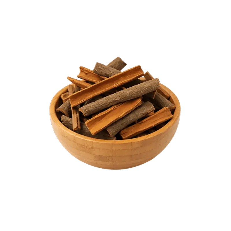 عکس تعدادی تکه های چوب دارجین در کاسه چوبی